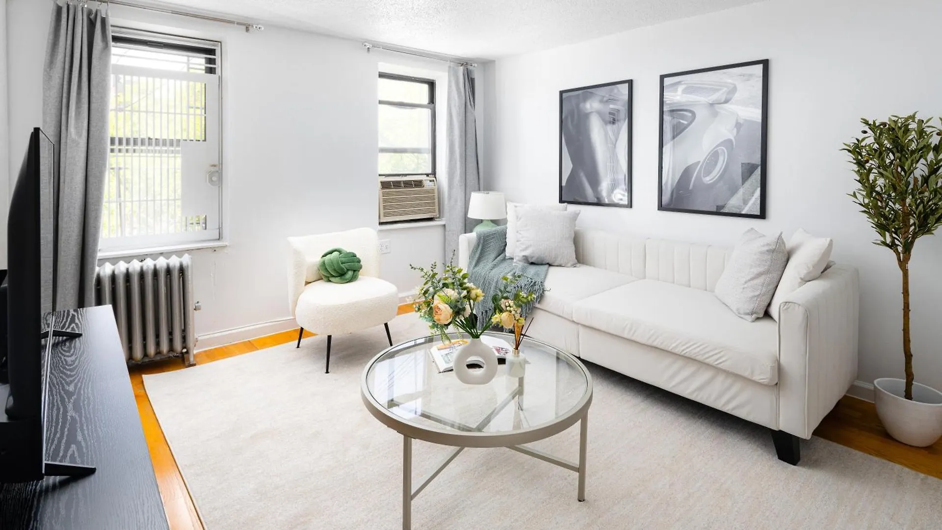 Spacious Apartment In Manhattan contacts